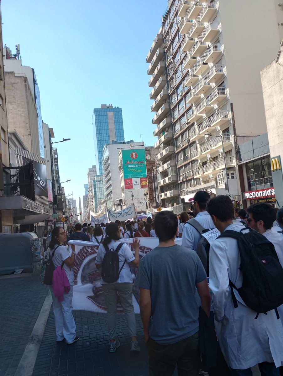 myriambregman's tweet photo. En el marco de un paro de las y los médicos de la ciudad de Buenos Aires, residentes y concurrentes vuelven a marchar por aumento salarial y el fin de la precarización laboral en el área de la salud. Todo nuestro apoyo. https://t.co/6iyhhT4RZk