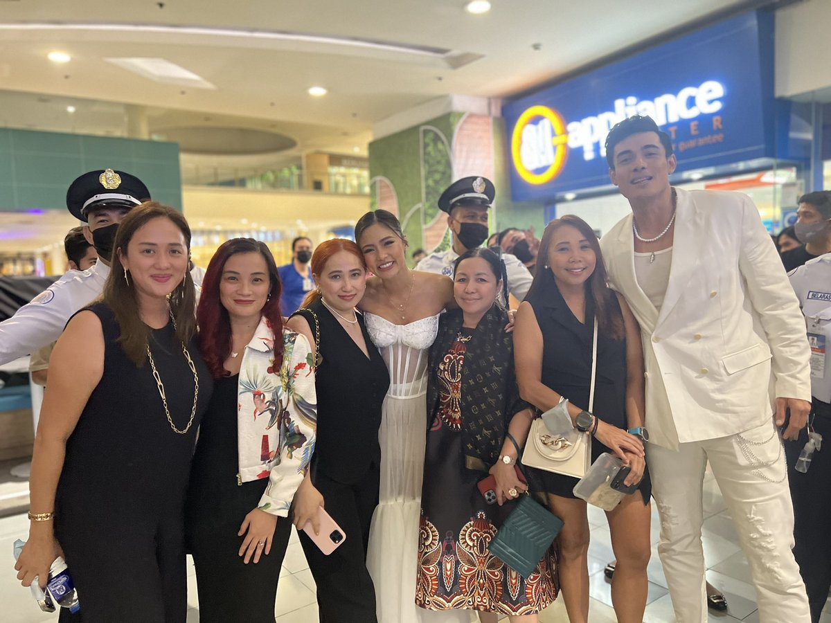 jennysibulo's tweet photo. Congrats Kimmy &amp; Xi @prinsesachinita on your new movie #AlwaysPremiereNight #KimXi https://t.co/P8kUjjKHDj