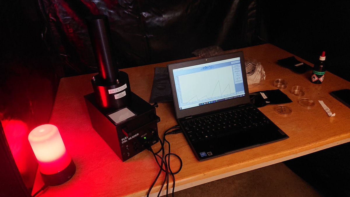 Popular demonstration by <a href="/ambergileseve/">Amber Hood</a> of the <a href="/SUERC1/">SUERC</a> portable OSL reader today at the Lund Luminescence Day. <a href="/LundLum/">Lund Luminescence</a> @LundGeology