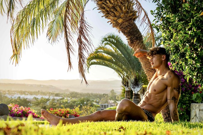 Love this picture 😌 I feel like a Greek god 😏 https://t.co/1XtBHdUXkS