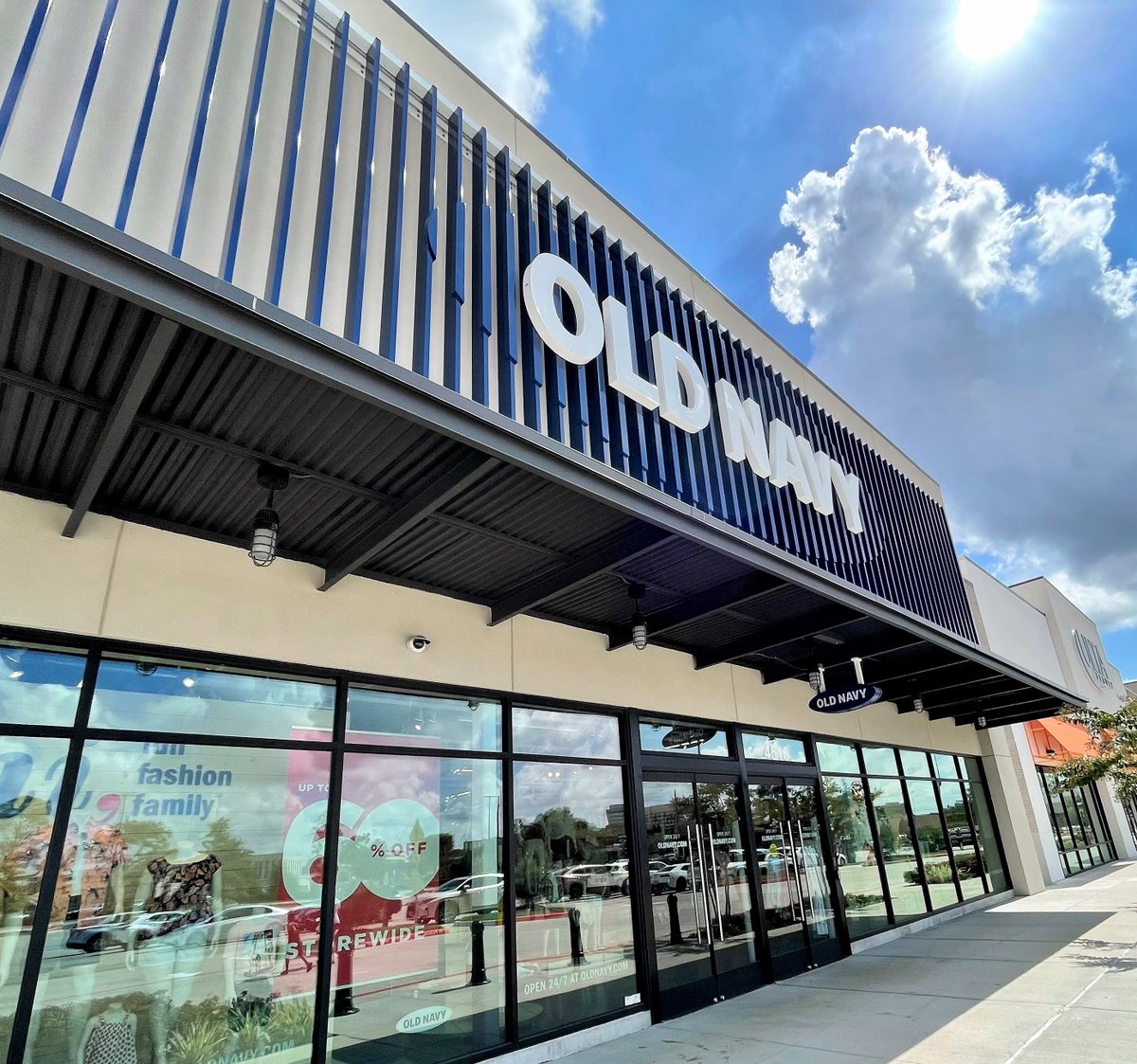 Turmaninc's tweet photo. We did the installation of this Old Navy sign!  Call us for installation services at 713-996-7300.

#SignInstallers #SignInstallation #OldNavy #StoreFront #Rebranding #CommercialPaintingContractor #Signage #SignIndustry #C2Csigns #Houston #Texas https://t.co/41okKG3ZLB