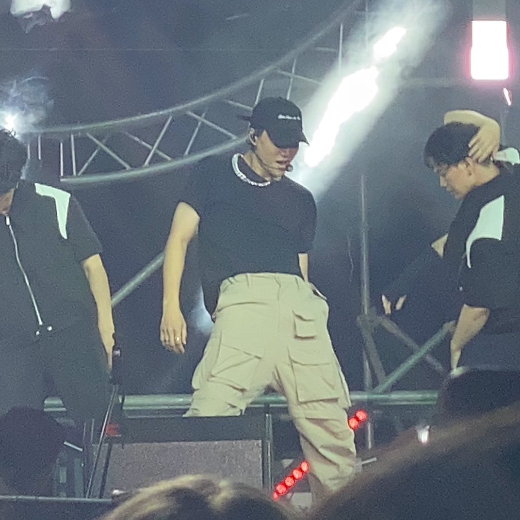 onlyhere4kai's tweet image. The perfect body proportions. The outfit. I am going to go feral this man is just so sexy