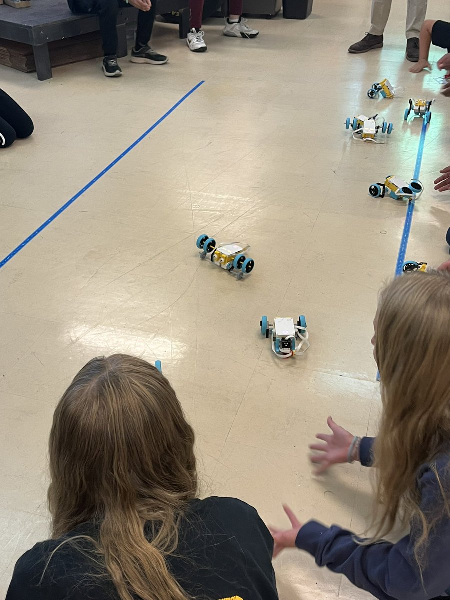 6th graders coding and engineering today in Mr. Sprinkle’s class. Go Chargers!