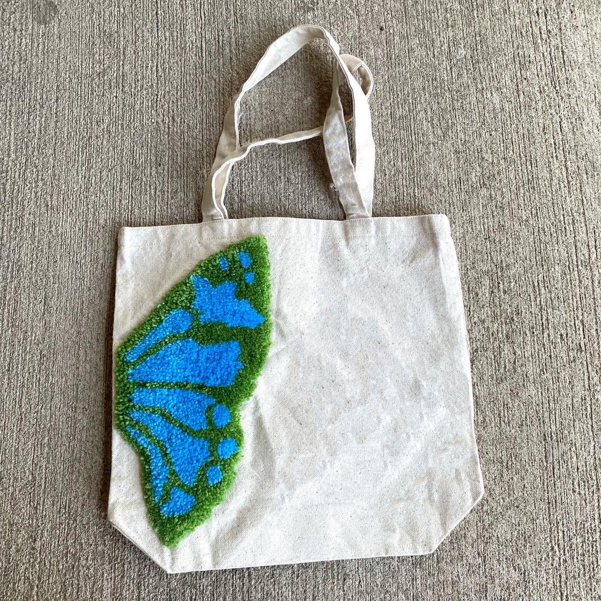 rugsbylin's tweet photo. obsessed w these tote bags i just made!! https://t.co/EKww37rVKq