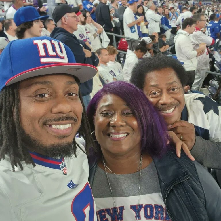 MrsGreater's tweet photo. We Finally Did It, GIANTS vs. COWBOYS
Me, My Daddy and My Brother!💜💜💜💜
@nygiants 
@Giants https://t.co/yjycSyAUjK