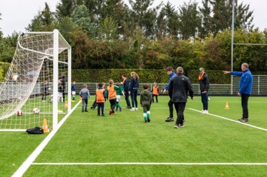 MirandaKnoben's tweet photo. @FortunaSittard Ook bij de Slekker Boys vond de jeugd het leuk. Zeker toen ze vragen mochten stellen. Handtekening en een lekker Fortunaijsje huiswaarts. https://t.co/9nxTFyyecD