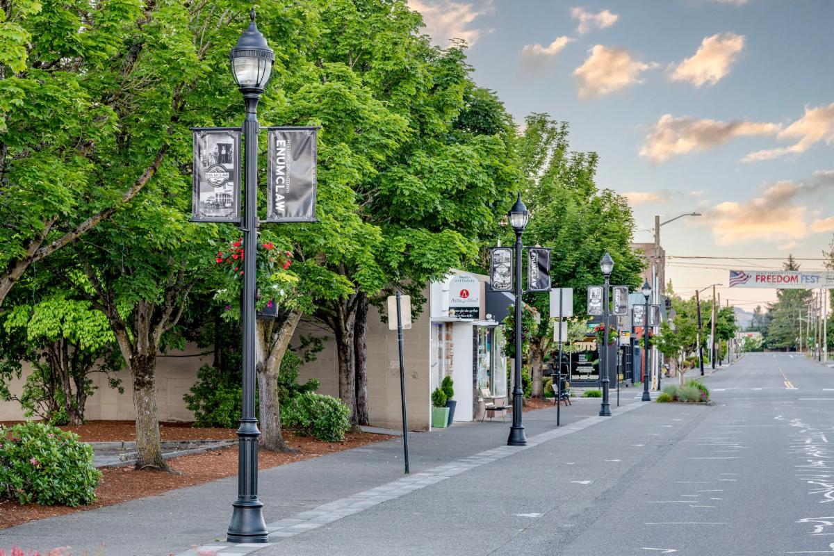 SternbergLight's tweet photo. The City of Enumclaw WA completed a streetscape renovation of their historic downtown. Sternberg Lighting’s Cambridge A78LED post top luminaire features custom Enumclaw medallions. Each is situated on Richmond 3900 poles. To see the full photo gallery: https://t.co/XRK4m0yIS3 https://t.co/lXhWIQeaKE