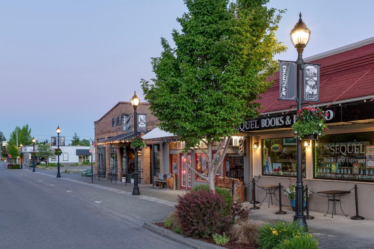 SternbergLight's tweet photo. The City of Enumclaw WA completed a streetscape renovation of their historic downtown. Sternberg Lighting’s Cambridge A78LED post top luminaire features custom Enumclaw medallions. Each is situated on Richmond 3900 poles. To see the full photo gallery: https://t.co/XRK4m0yIS3 https://t.co/lXhWIQeaKE