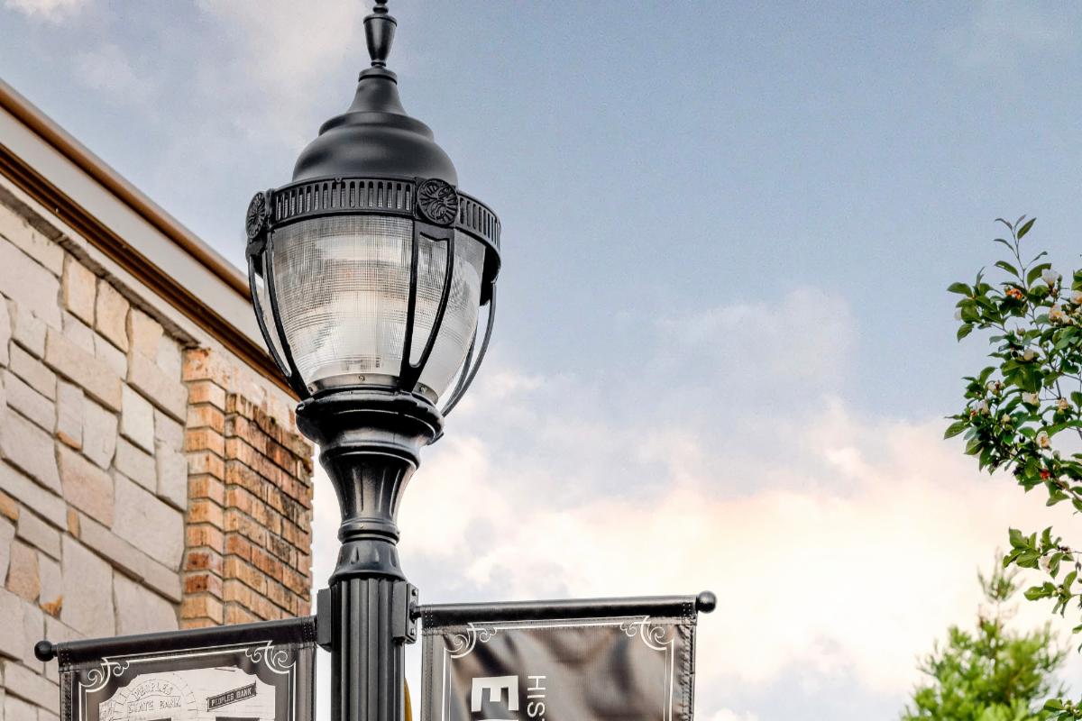 SternbergLight's tweet photo. The City of Enumclaw WA completed a streetscape renovation of their historic downtown. Sternberg Lighting’s Cambridge A78LED post top luminaire features custom Enumclaw medallions. Each is situated on Richmond 3900 poles. To see the full photo gallery: https://t.co/XRK4m0yIS3 https://t.co/lXhWIQeaKE