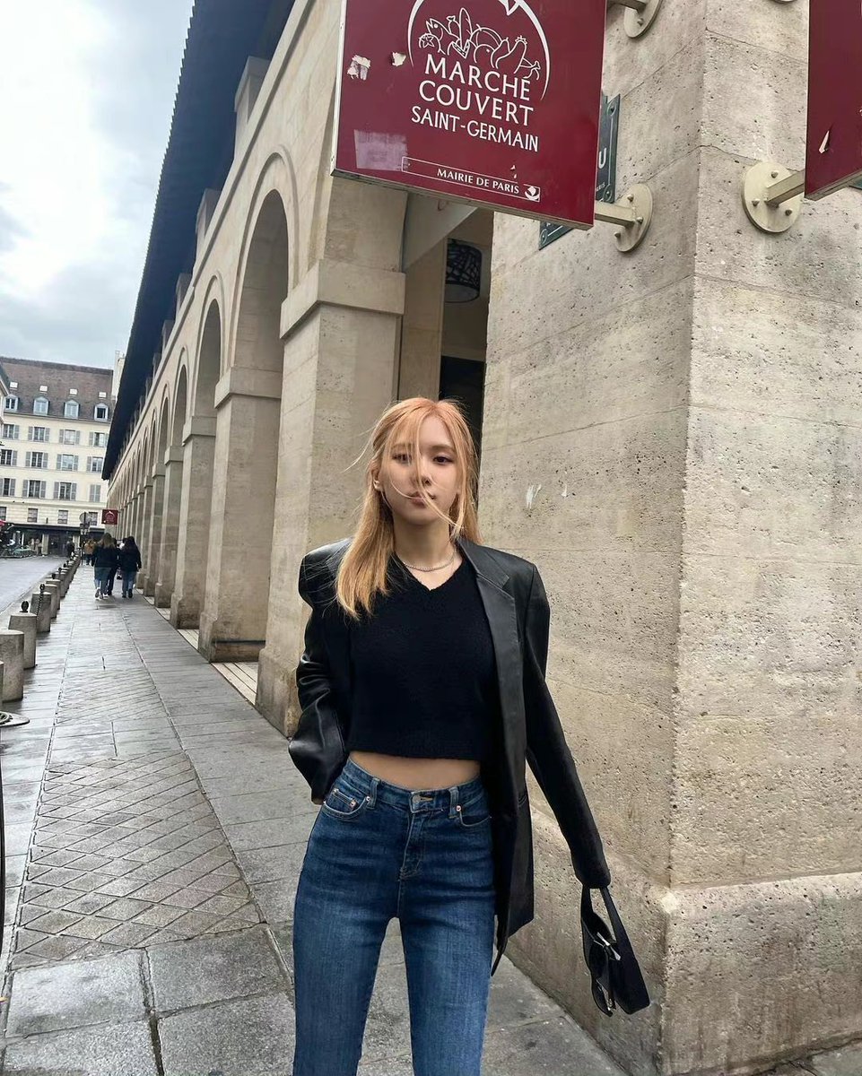 yuuuoho's tweet photo. ROSÉ SAINT LAURENT PFW #ROSEBrilleEnSaintLaurent 啊啊啊啊啊啊期待宝宝 https://t.co/qJWGrUEEZW