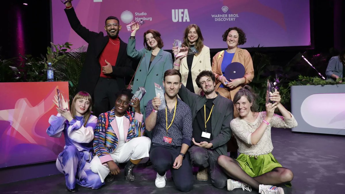dokville's tweet photo. Der #FirstStepsAward wurde am 26.9.22 in neun Kategorien vergeben. Der Deutsche Nachwuchspreis ist die Auszeichnung für Abschlussfilme deutschsprachiger #Film|hochschulen, Gewinner u. a. KASH KASH – WITHOUT FEATHERS WE CAN’T LIVE (Kat. #Dokumentarfilm). https://t.co/ReToryk2iP https://t.co/UfYDEkt6XU