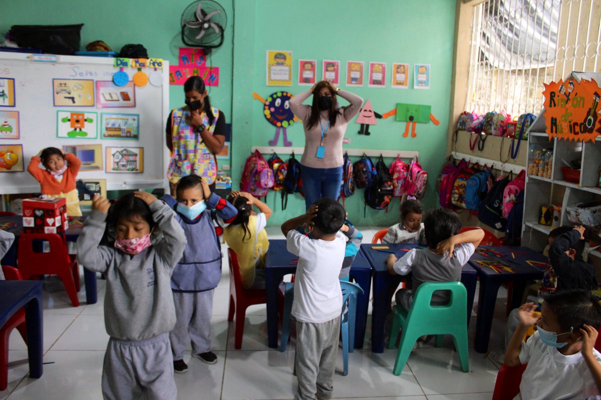 EducacionZ5_Ec's tweet photo. [NARANJITO] @monka78, coordinadora de @EducacionZ5_Ec visitó la Escuela de Educación Básica Emma Rodríguez, donde dialogó con los niños, niñas y del plantel y recorrió las instalaciones.
#EncontrémonosPorLaEducación https://t.co/kwbVw3G6gY