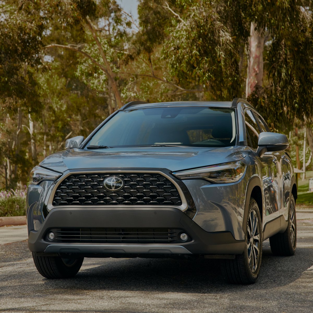 Toyota's tweet photo. Gorgeous from every angle. #CorollaCross #LetsGoPlaces https://t.co/4ysDpk4GTM
