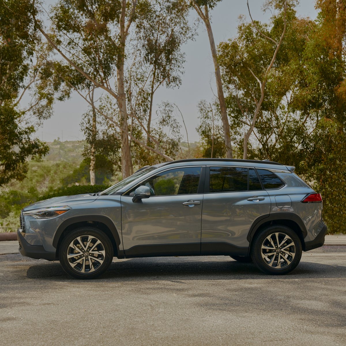 Toyota's tweet photo. Gorgeous from every angle. #CorollaCross #LetsGoPlaces https://t.co/4ysDpk4GTM