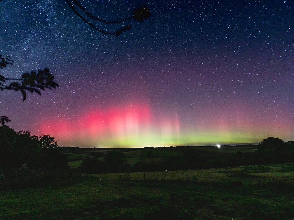 Hudsonweather's tweet photo. Chris Lowther in Bulmer, North Yorkshire, set his camera up last night to see Jupiter and ended up with a spectacular view of the northern lights! https://t.co/J4xKeOhTMm