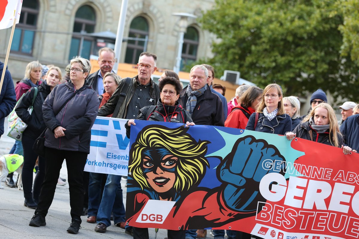 dielinkelsa's tweet photo. „Preise rauf? – DECKEL DRAUF! Gerecht durch die Krise.“ Unter diesem Motto riefen heute in Magdeburg die DGB-Gewerkschaften auf, um #Energiepreisdeckel, #Energiepreisgarantie und #Übergewinnsteuer zu fordern. Wir waren dabei u.a @JayBoettger @NicoleAngerMD @WulfGallert @Eva0112 https://t.co/xbcBoibZ1y