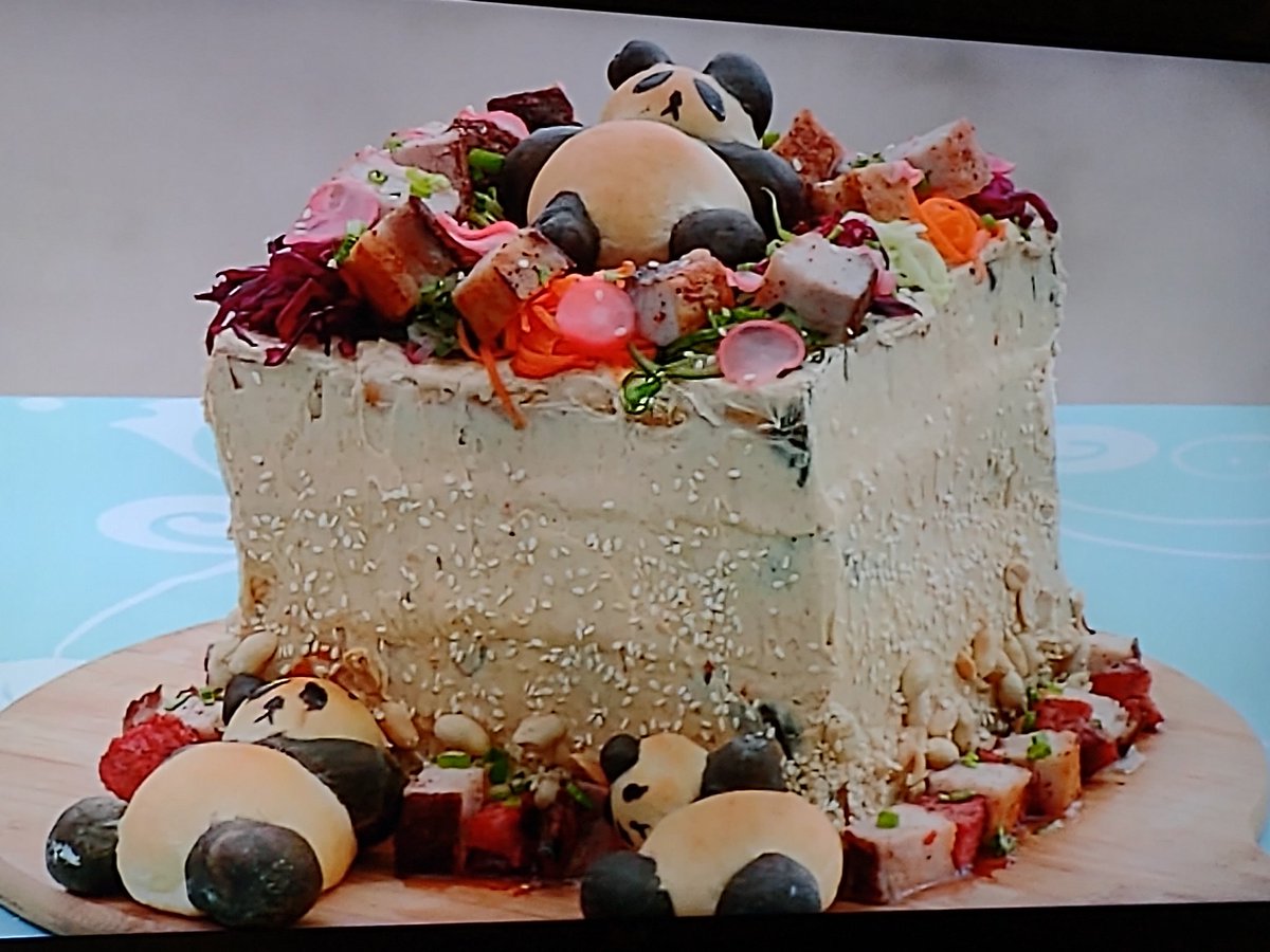 MattZeeMiller's tweet image. #gbbo pandas best bit! Shame one at bottom has his head falling off! 

Pandas represent cast and crew of #gbbo recovering after eating all left overs after each episode?