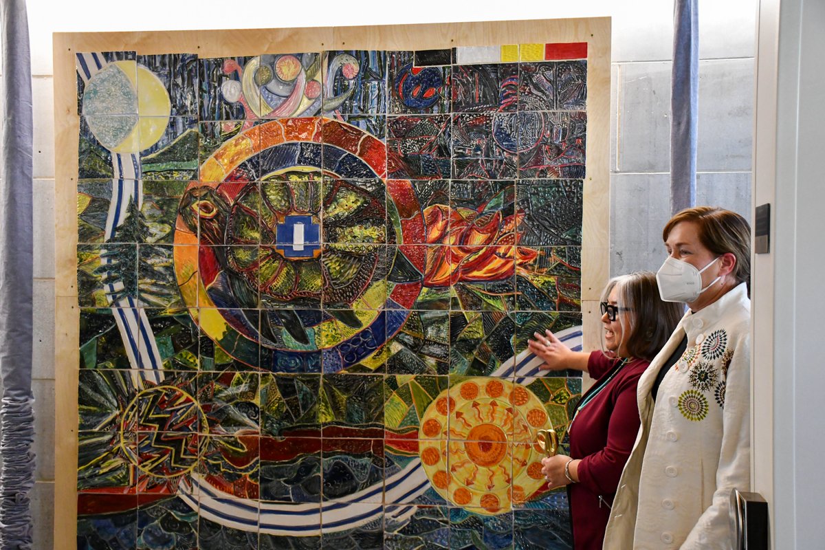 QUartsci's tweet photo. A new mural in Humphrey Hall (@QueensPsyc), Gdoo-Naggininaa: Our Dish, created by artists @GeorginaRiel and Andy Berg, represents a space of sharing and mutual respect between the Anishinaabe, Mississaugas of the Ojibways, and Haudenosaunee.  https://t.co/ln7Iayig8y https://t.co/l5Cb1ndTuy
