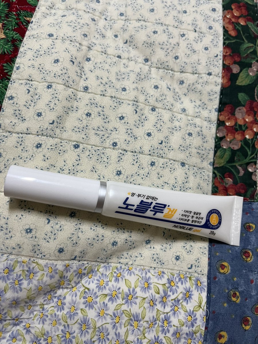 solsol0831's tweet photo. 새로 산 연고 주둥이가 좀 이상하게 생겼는데 유용한 거 같기도 하고 쓰잘데기 없는 거 같기도 하고…… 손가락이 있는데 굳이? https://t.co/GVWSDwxPHZ