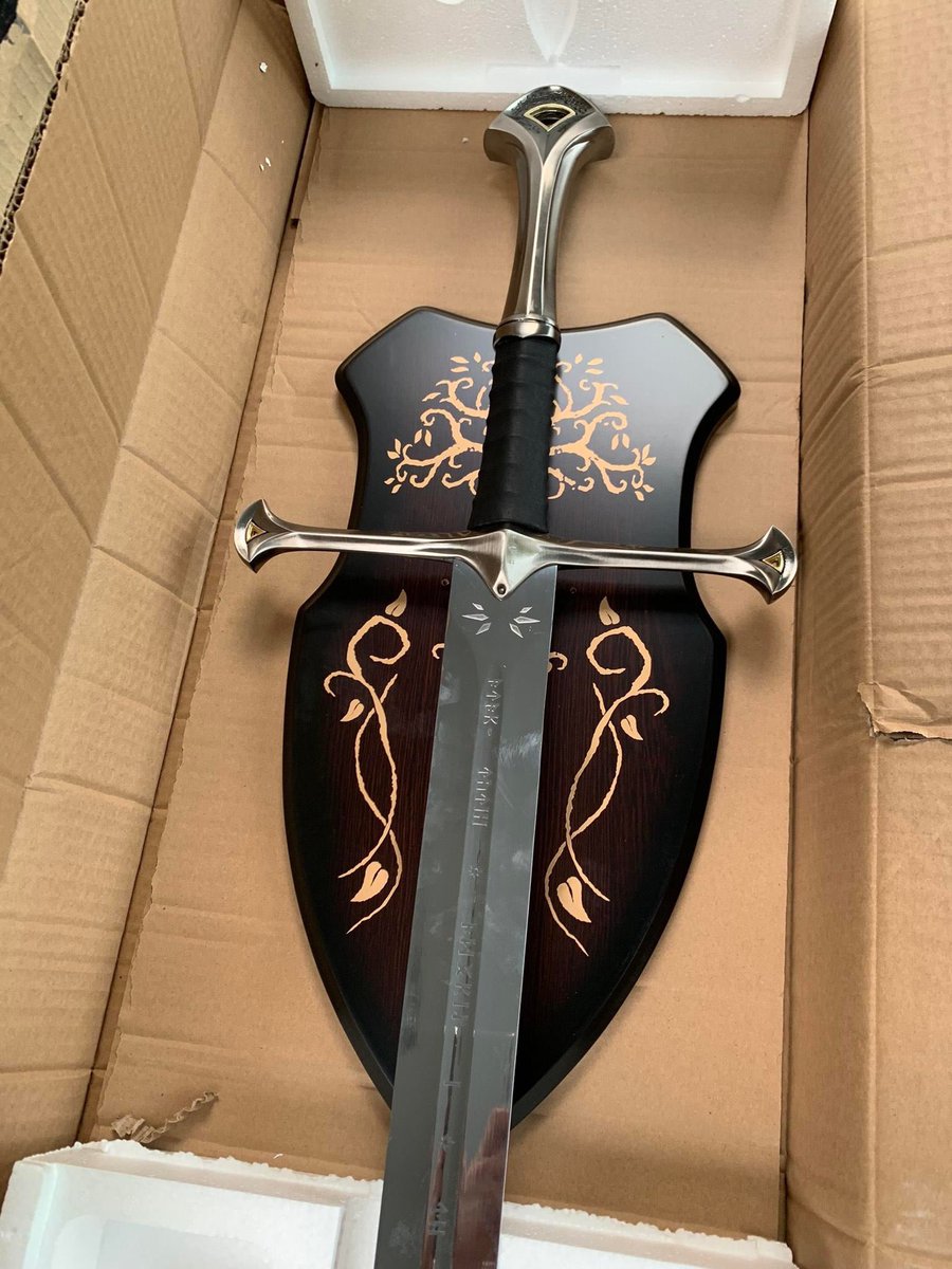 malelivingspace.txt tweet media