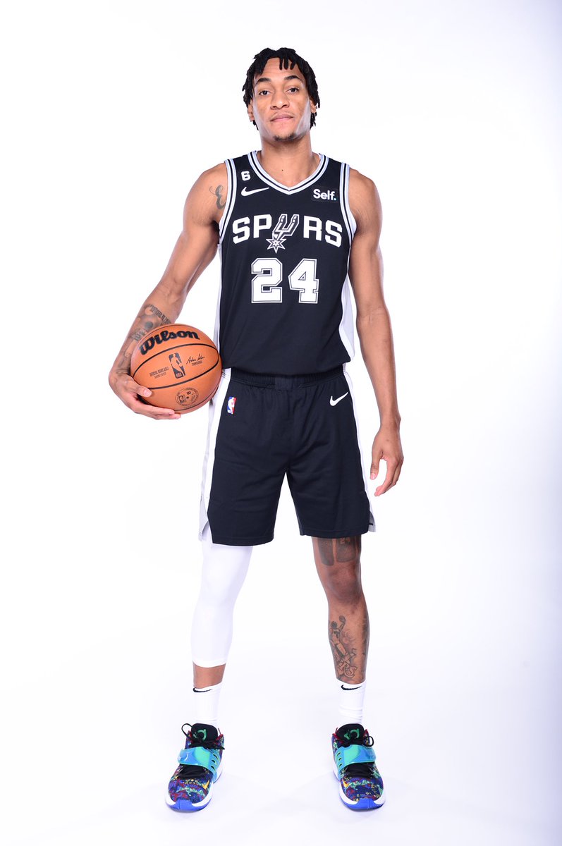 Devin Vassell tweet media