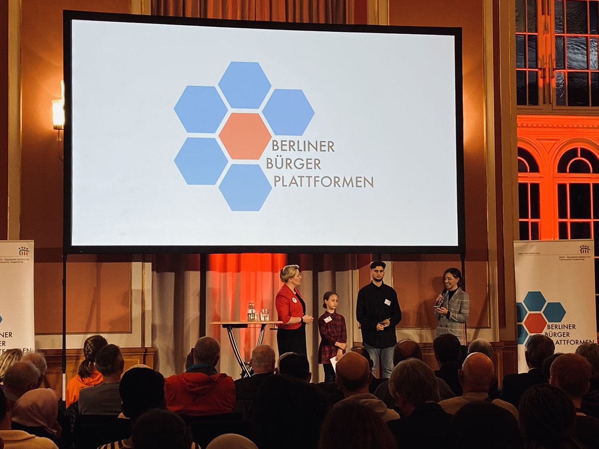 BerlinerBrgerp1's tweet photo. #BerlinerBürgerplattformen #Zivilgesellschaft #Berlin                     Das zweite Thema der Veranstaltung:  Räume für Vereine und Gemeinden in der Stadt sichern.                                 Mit: Manal Ajami, Faddel Kachab, Erika Billinger und @FranziskaGiffey https://t.co/uRL1jlJUPV