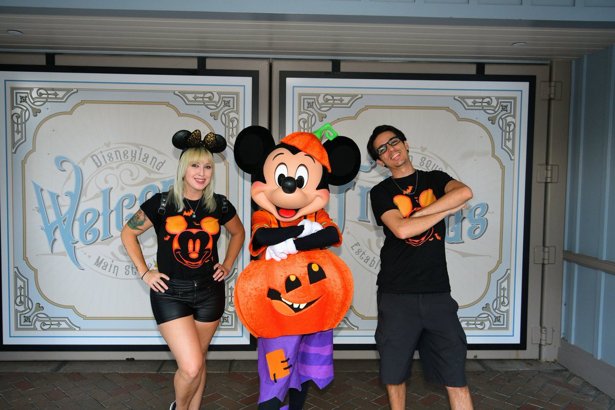 LisaAPinelli's tweet photo. Pumpkin Mickey has my heart 🫶 🎃

Mickey Pumpkin tee by @HotTopic
#Disney #PumpkinMickey #DisneyFan #Halloween #htxhalloweenforever #sponsoredbyht https://t.co/BdKVYpyhGv