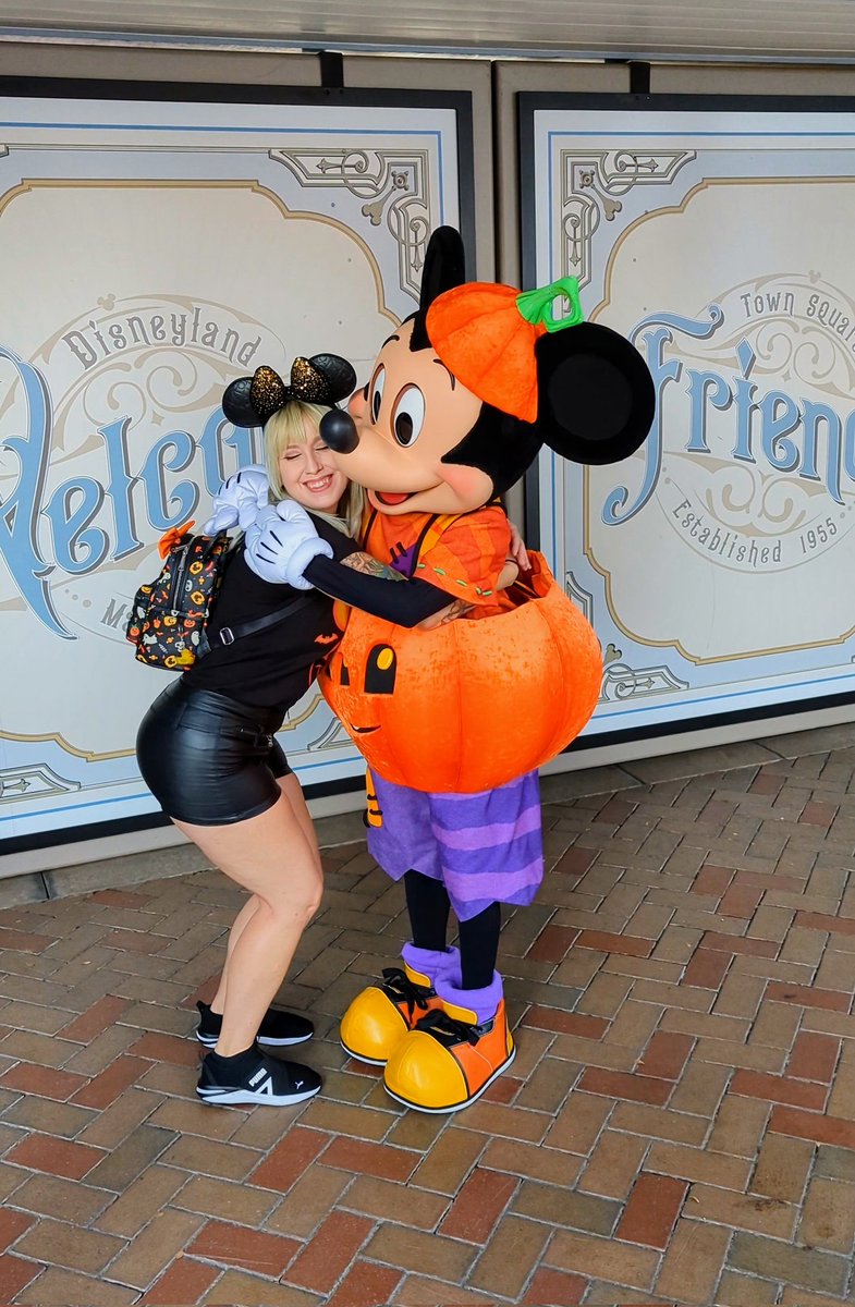 LisaAPinelli's tweet photo. Pumpkin Mickey has my heart 🫶 🎃

Mickey Pumpkin tee by @HotTopic
#Disney #PumpkinMickey #DisneyFan #Halloween #htxhalloweenforever #sponsoredbyht https://t.co/BdKVYpyhGv