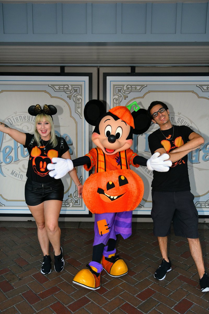 LisaAPinelli's tweet photo. Pumpkin Mickey has my heart 🫶 🎃

Mickey Pumpkin tee by @HotTopic
#Disney #PumpkinMickey #DisneyFan #Halloween #htxhalloweenforever #sponsoredbyht https://t.co/BdKVYpyhGv