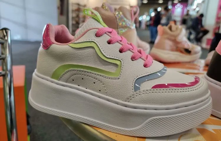STYLEAMERICAmag's tweet photo. Hablamos con Yuliana Delgado sobre la propuesta de #moda y confort en #zapatos infantiles de la marca Bufalini y su #tecnología para hacer los zapatos de niña y niño, te contamos en: https://t.co/qmHJsvcmLA #StyleModa https://t.co/CXYBD0QHd4