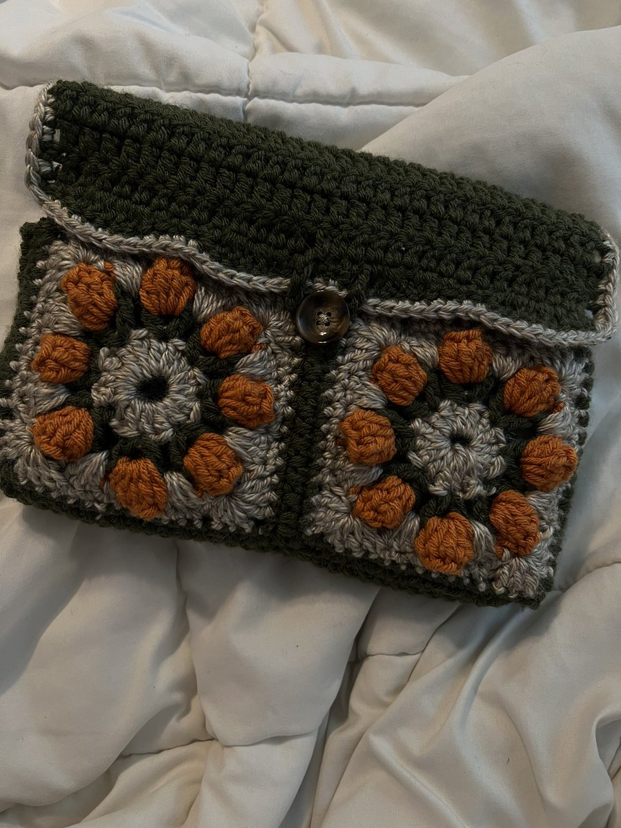 it’s not perfect but i finally finished my autumn book pouch🍂