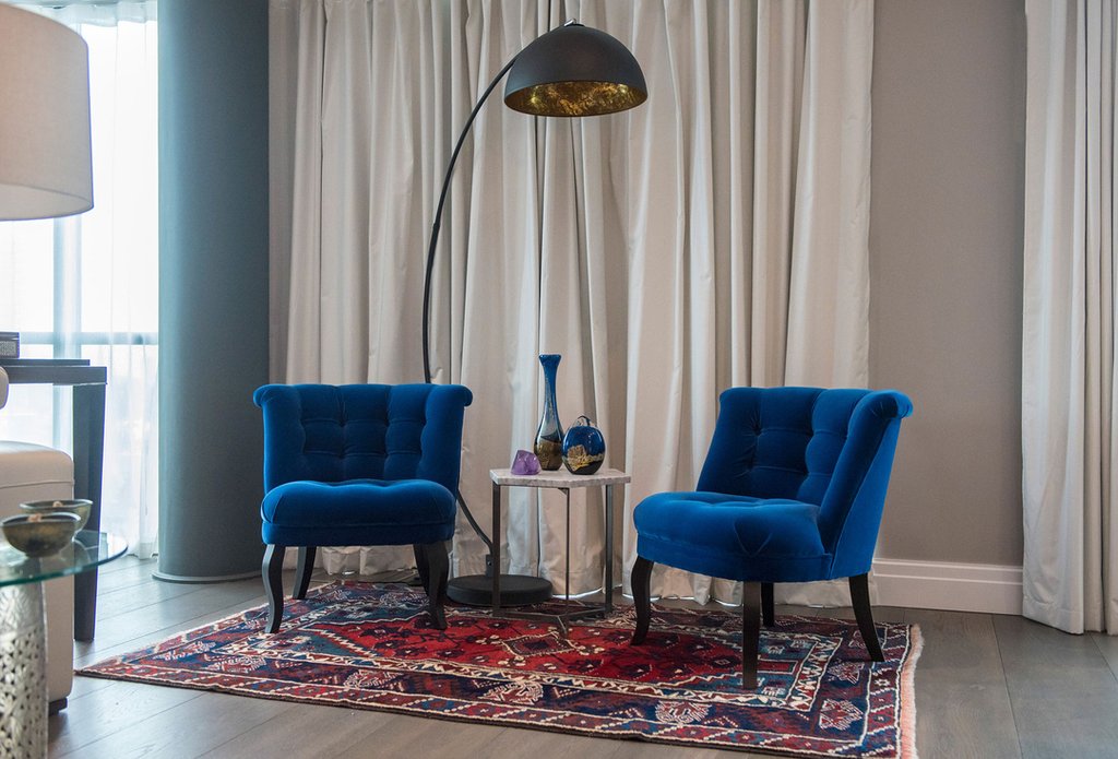 kiadesigns's tweet photo. Rugs are a great way to create a more intentional space. Using a rug under these chairs grounded them to the area and also expands the color story. 📸@annastathakiphoto 🖤
#kiadesigns #homestyle #homestyling #style #homeinspo #livinginstyle https://t.co/v7KLylxGfh https://t.co/eY35rBuew9