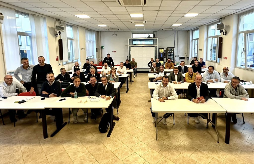 e pensare che in primo banco di solito ci stanno i secchioni (mi immagino chi sta in ultimo) #lega #consigliofederale #ElezioniPolitiche22