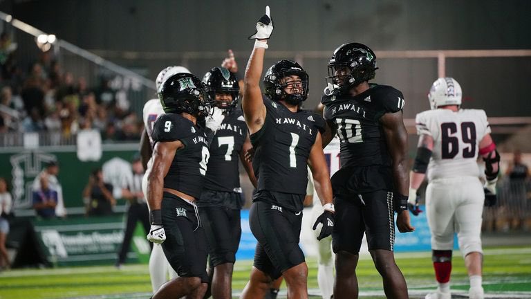 Blessed to receive an offer from the University Of Hawaii  🙏🏽<a href="/HawaiiFootball/">Hawaii Football</a> <a href="/Coach_Ena/">Eti Ena</a> <a href="/Coach_OC14/">Omarr Conner</a>  <a href="/JUCOFFrenzy/">JUCO Football Frenzy</a>