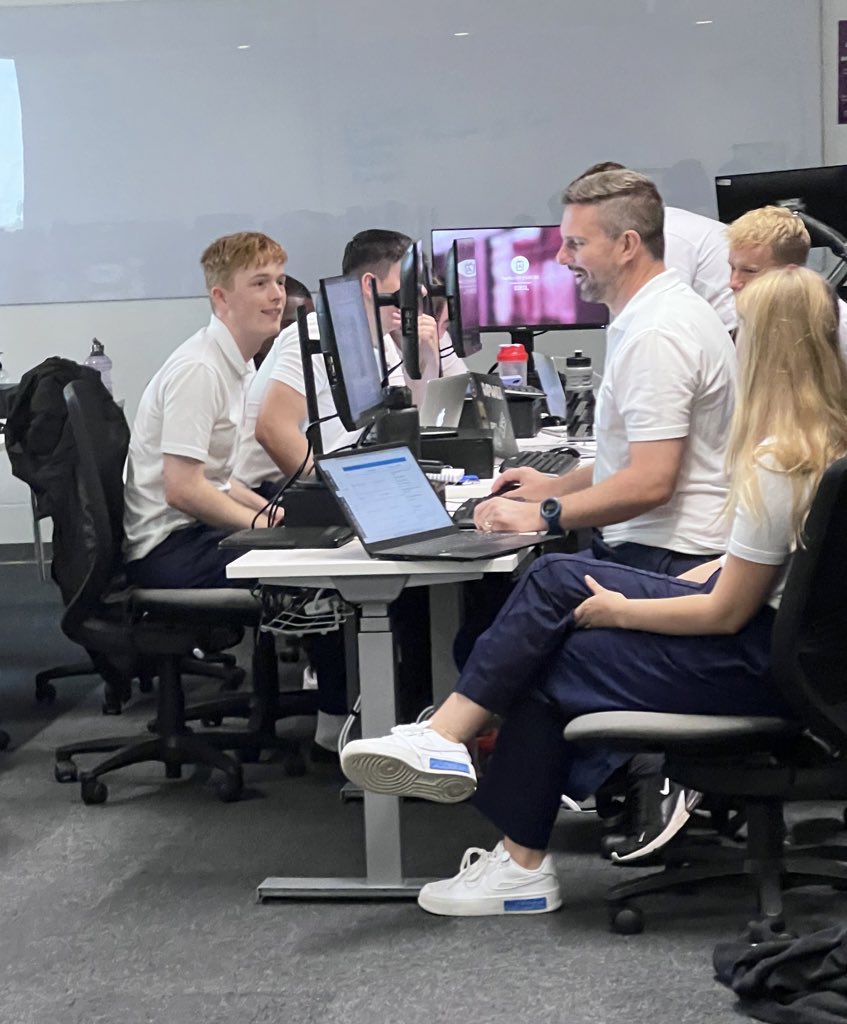 UoW_DigiHealth's tweet photo. Simulated placement prep week for combined yr2&amp;3 @UoW_Physio using electronic patient records and virtual/tele consultations in a complex discharge scenario @patientsco @LouiseIPF @karen_evan5 @kjordan2000 @kellsaun @holly_royle #peerlearning https://t.co/VrHp6fhHcP