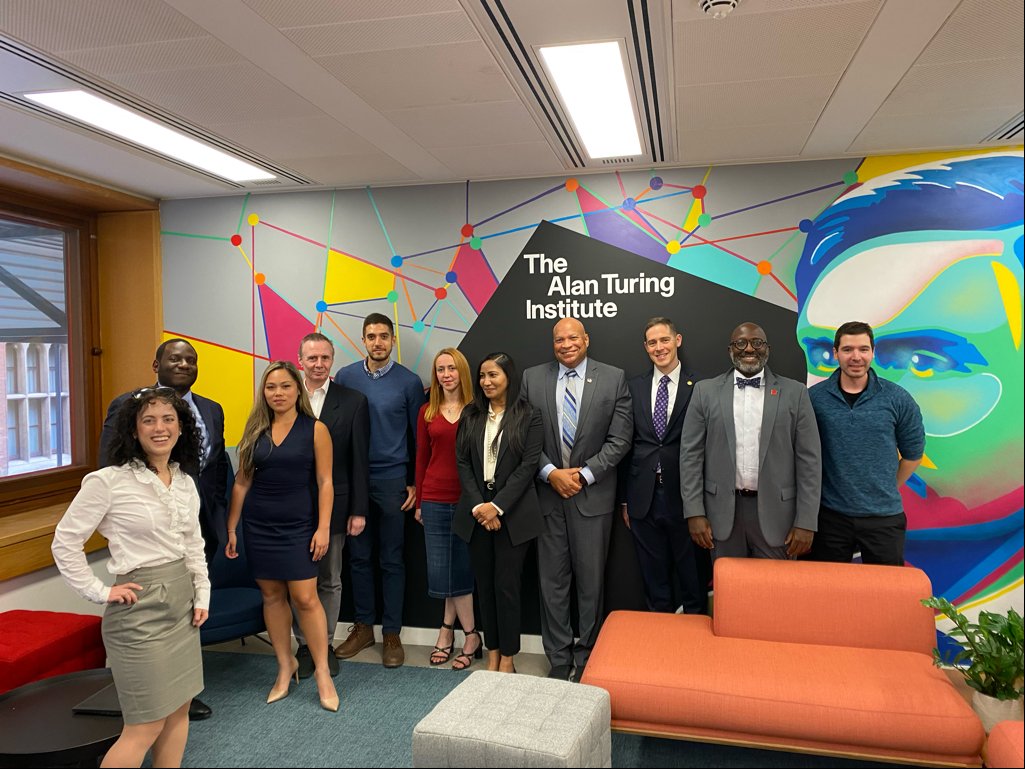 DoWCTO's tweet image. Deputy CTO for Critical Technologies Maynard Holliday @DeptofDefense visited #LondonTechBridge to discuss collaboration between @USNavy, @USNavyResearch, @usarmy_devcom, @AFOSR, and @RoyalNavy. He spent the afternoon at @turinginst to learn about its Defense &amp;amp; Security Programme