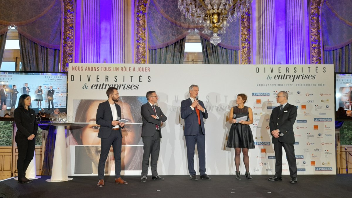 Soirée de remise des trophées #Diversités et #Entreprises <a href="/lprevenements/">EBRA Events | Le Progrès</a> <a href="/prefetrhone/">Préfète de région Auvergne-Rhône-Alpes et du Rhône</a> #AvecPôleEmploi🏆
En présence de <a href="/OlivierKlein93/">Olivier Klein</a> Ministre délégué à la Ville et au Logement, et <a href="/FrederiqueBedos/">Frédérique Bedos</a> fondatrice de l'ONG @projetimagine et marraine de l'événement