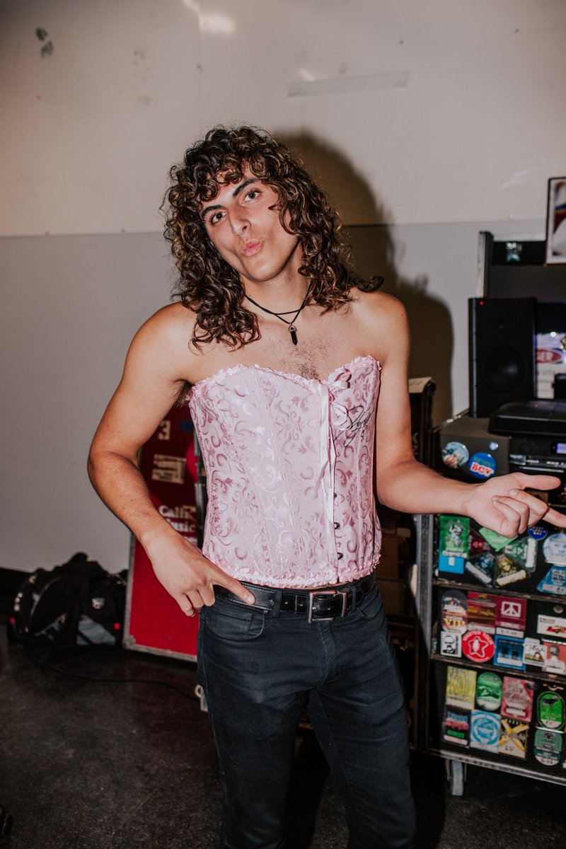 GretaVanFleet's tweet photo. New wardrobe direction...? https://t.co/2W0DXECkc8