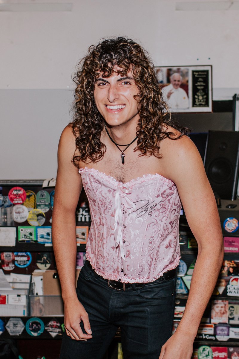 GretaVanFleet's tweet photo. New wardrobe direction...? https://t.co/2W0DXECkc8
