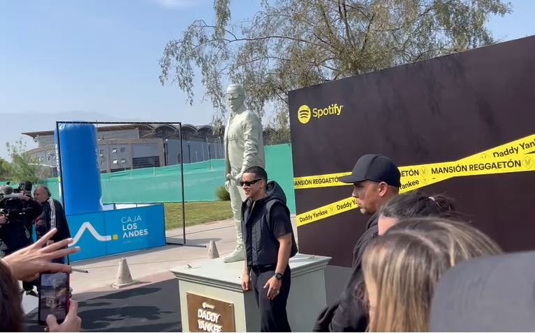 dcprzzzz's tweet photo. Homenaje a Daddy Yankee en Chile: Instalarán estatua en su honor en Las Condes

La escultura, que es un homenaje de Spotify al cantante, fue develada por el “Big Boss” antes de su primer concierto en el Estadio Nacional y quedará en un lugar de Santiago para los fans. https://t.co/H8RMiYdfAJ