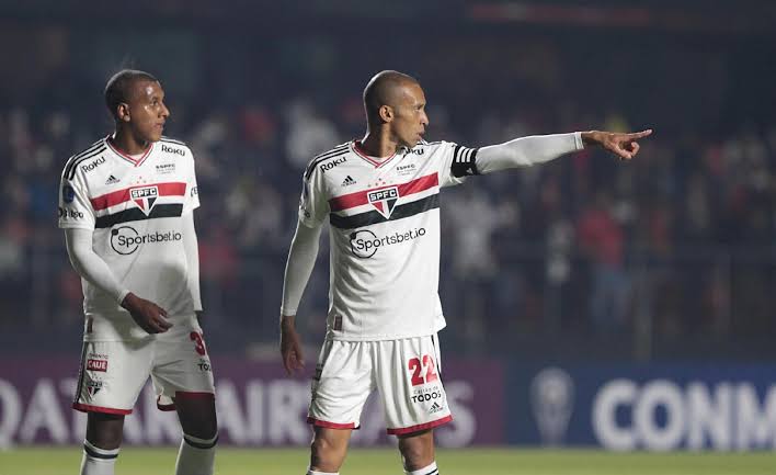 somosaopaulinos's tweet photo. "Pedi pra jogar (na Sul-Americana) e falei pra garotada: "vocês jogam tranquilos, façam o melhor, porque o que acontecer no jogo eu vou assumir a responsabilidade". Para isso que vim, para esses garotos crescerem e o São Paulo retornar ao caminho dos títulos."

🎙️ Miranda, ao GE. https://t.co/GhmSrGhXMM