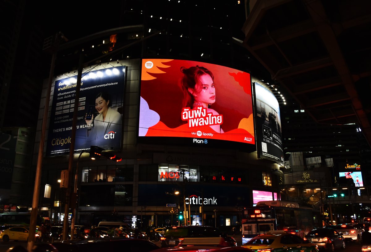 _24News_'s tweet photo. “#แอลลี่” ปังไม่ไหว! ขึ้นบิลบอร์ดยักษ์กลางกรุงกับแคมเปญ “ฉันฟังเพลงไทย” https://t.co/YoDzeS7LM8 ผ่าน @Twentyfournew  
#AllyIsBack #ALLY https://t.co/d3pWMQQLpN