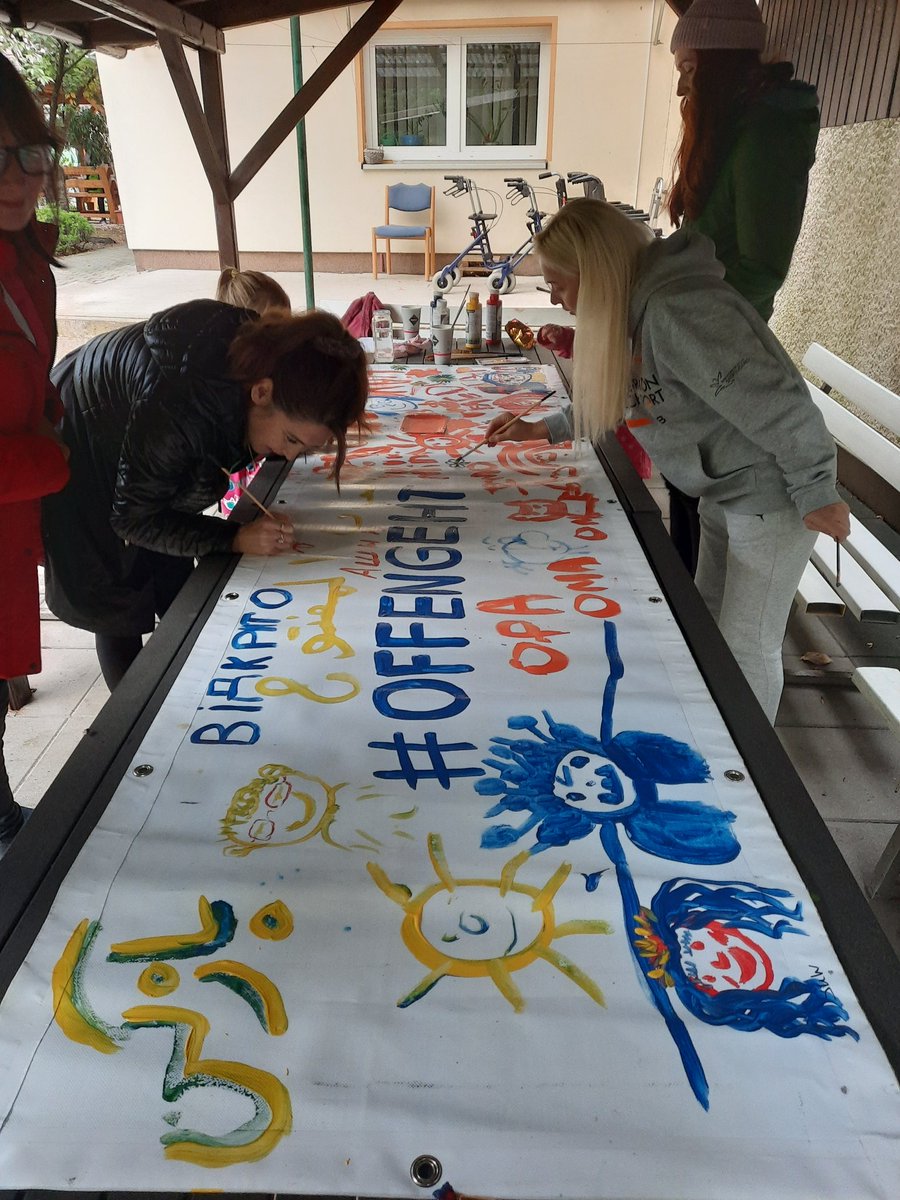 karen_ascher's tweet photo. Persisch, Kazachisch, Arabisch, Ukrainisch, Deutsch, Russisch, Englisch #offengeht Motto der interkulturellen Woche geschrieben, gegessen, gelacht und gemalt mit lieben Menschen 🎨🥐 https://t.co/tLHzoMN0OO
