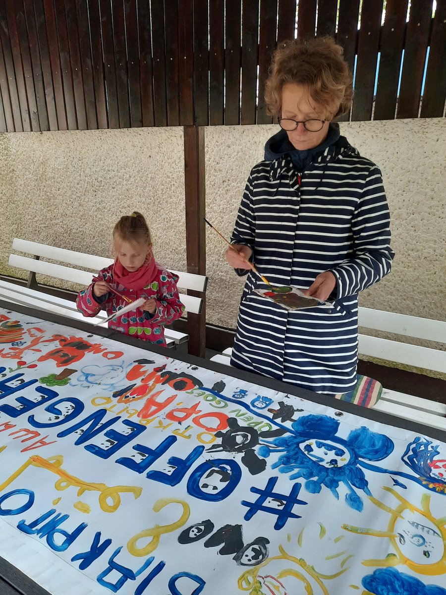 karen_ascher's tweet photo. Persisch, Kazachisch, Arabisch, Ukrainisch, Deutsch, Russisch, Englisch #offengeht Motto der interkulturellen Woche geschrieben, gegessen, gelacht und gemalt mit lieben Menschen 🎨🥐 https://t.co/tLHzoMN0OO