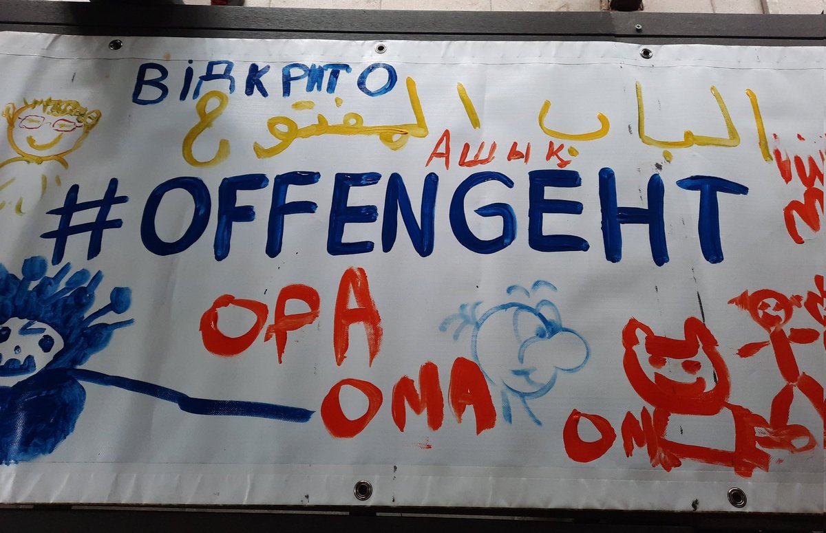 karen_ascher's tweet photo. Persisch, Kazachisch, Arabisch, Ukrainisch, Deutsch, Russisch, Englisch #offengeht Motto der interkulturellen Woche geschrieben, gegessen, gelacht und gemalt mit lieben Menschen 🎨🥐 https://t.co/tLHzoMN0OO