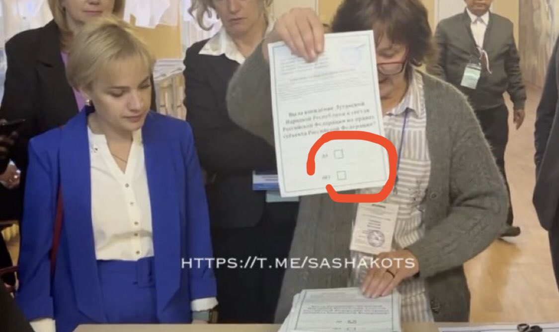 KarinaVinnikova's tweet photo. russians count votes after “referendum”
(there is no check there, it’s empty) https://t.co/r5VdpiGoEz
