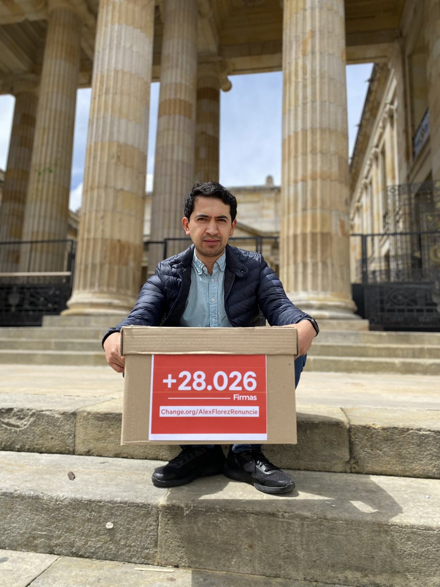 Danielbricen's tweet photo. Hoy le entregamos formalmente al senador Alex Flórez 28.026 firmas de ciudadanos que piden su renuncia y que no reciben sus oportunistas disculpas.

No permitiremos que a nuestra policía la maltraten, que un Senador promueva el turismo sexual ni que se burlen del país. https://t.co/nZw94BAaIM