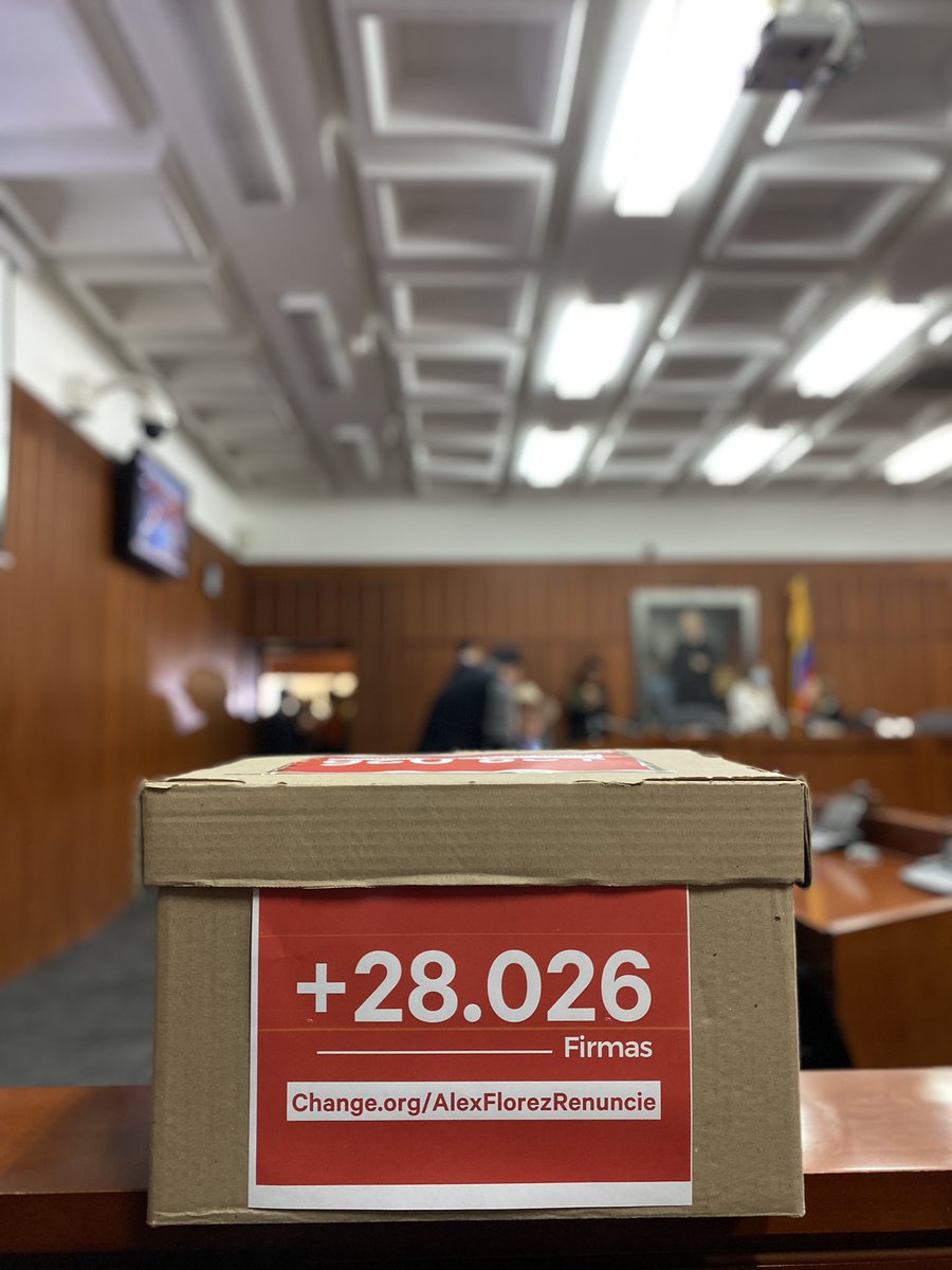 Danielbricen's tweet photo. Hoy le entregamos formalmente al senador Alex Flórez 28.026 firmas de ciudadanos que piden su renuncia y que no reciben sus oportunistas disculpas.

No permitiremos que a nuestra policía la maltraten, que un Senador promueva el turismo sexual ni que se burlen del país. https://t.co/nZw94BAaIM