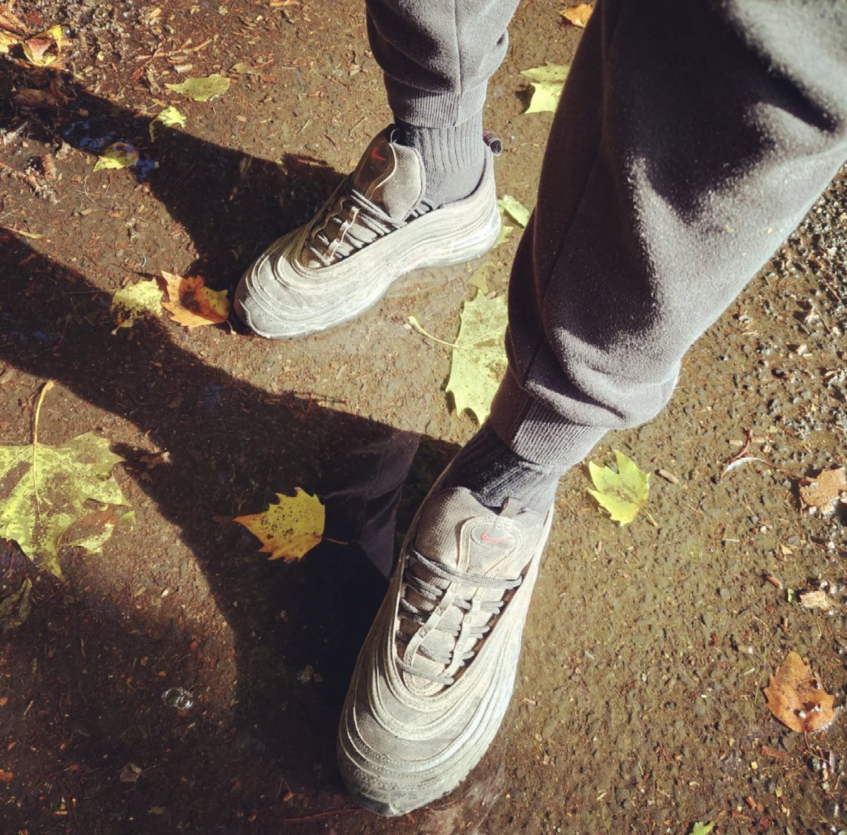 willspilsbury's tweet photo. Autumn. π #airmax97 #nikeairmax #blacksocks #nikesocks #joggers #mckenzie #sneakerhead #kotd #trashedkicks #wornkicks #sweatykicks #sneakerhead https://t.co/m8PuT9ekzH