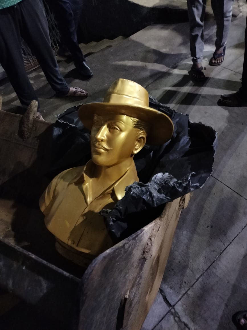 akula_bjp's tweet photo. Nizampet Municipal commissioner &amp; TRS public representatives should apologize for insulting Bhagat Singh statue.
#BycotNizampetCommissioner 
@PMOIndia @TelanganaCMO @bandisanjay_bjp @KTRTRS @tarunchughbjp @TelanganaDGP @cdmatelangana @Collector_MDL @MC_Nizampet @BJP4India https://t.co/IR9sUYBTsD